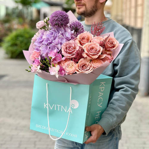 Тёплый букет с гортензией и розами «Мистический Львов»