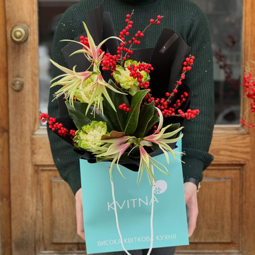 Контрастный букет из амариллиса и пионовидной розы «Страстная зима»