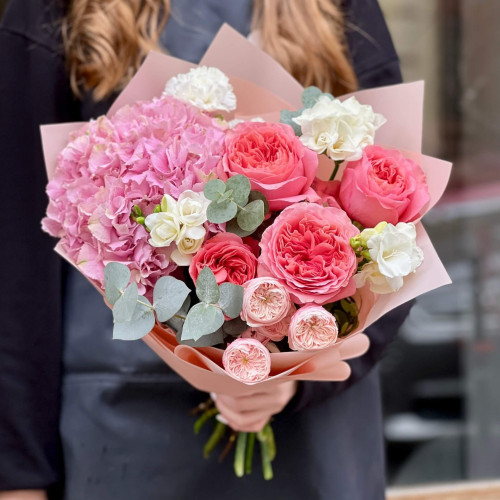Рожевий букет з гортензією та півонієподібними трояндами «Полуничний маршмелоу»