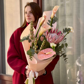 Незвичайний запашний букет з протеєю та антуріумом «Екзотична муза»