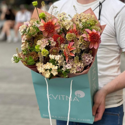 Цікавий літній букет у теплих кольорах «Тірамісу для Олі»