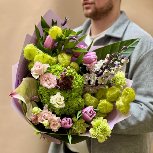 Яскравий букет з гортензією та тюльпанами «Весняні чари»