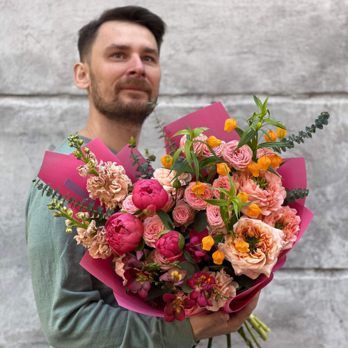 Яскравий букет з півоніями «Вечірка для Барбі»