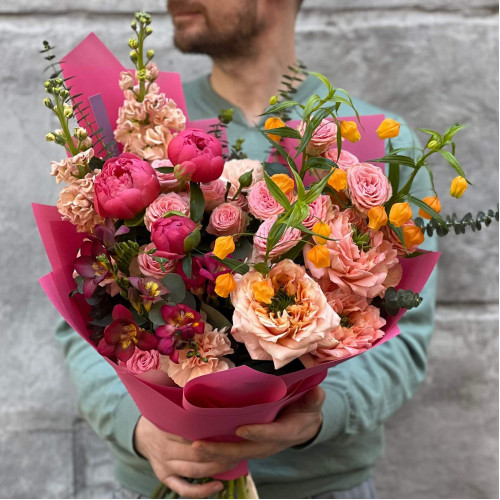 Яскравий букет з півоніями «Вечірка для Барбі»