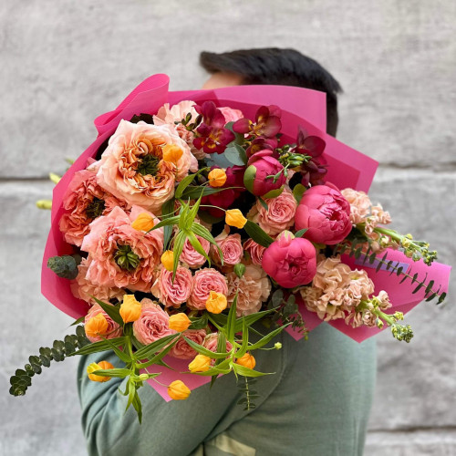 Яскравий букет з півоніями «Вечірка для Барбі»
