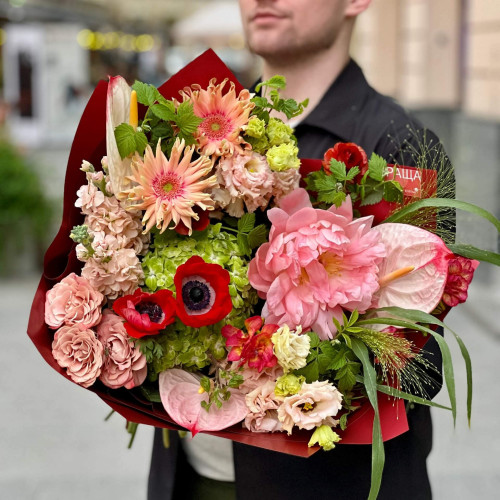 Пишний кольоровий букет з півонією, анемонами та герберами «Розкішний акцент»