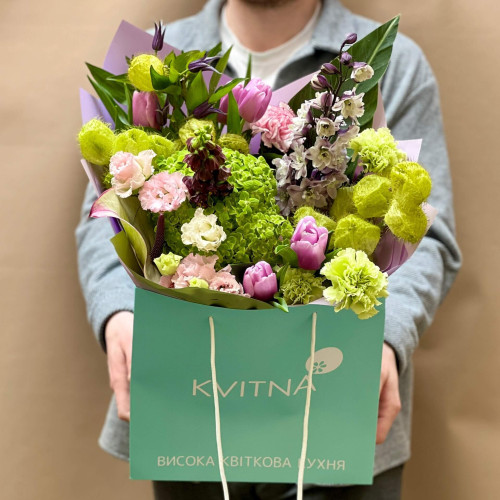 Яскравий букет з гортензією та тюльпанами «Весняні чари»