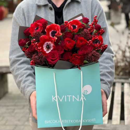 Червоний букет з трояндами, ранункулюсами і анемонами «Мереживо пристрасті»