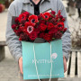 Червоний букет з трояндами, ранункулюсами і анемонами «Мереживо пристрасті»