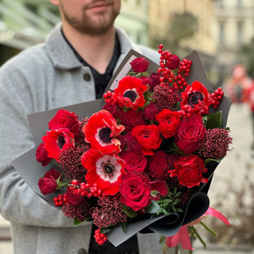 Червоний букет з трояндами, ранункулюсами і анемонами «Мереживо пристрасті»