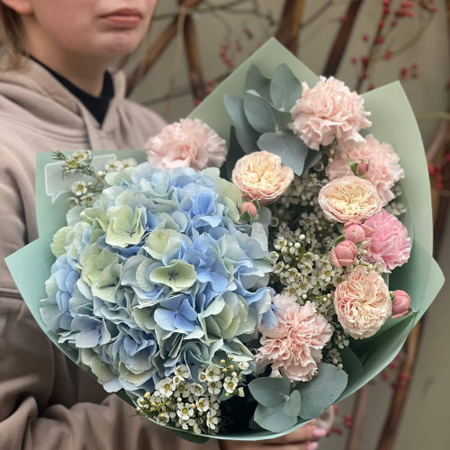 Светлый букет с гортензией «Акварельный комплимент»