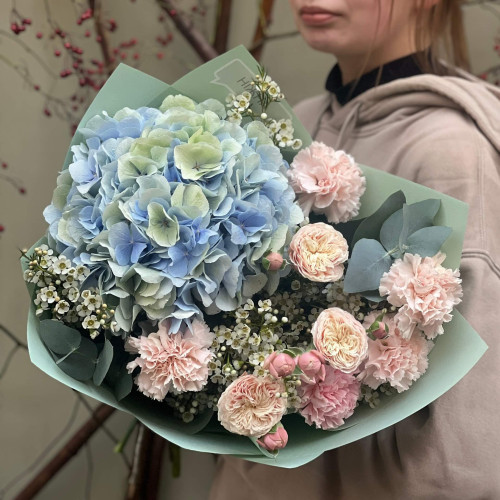 Светлый букет с гортензией «Акварельный комплимент»