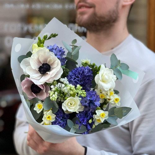 Букет з синіми гіацинтами та ніжними весняними квітами «Весняне привітання»