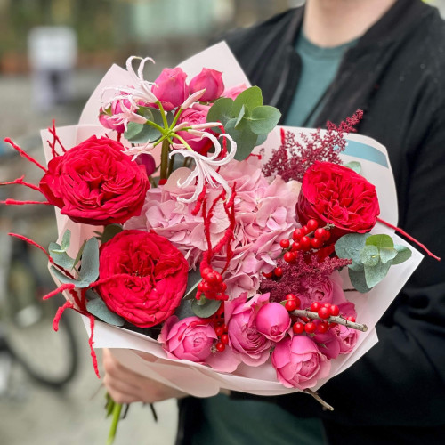Романтичний букет з піоновидними трояндами Red Piano та гортензією «Солодкий поцілунок»