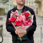Романтичний букет з піоновидними трояндами Red Piano та гортензією «Солодкий поцілунок»