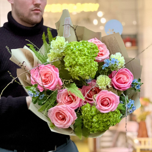 Фантастический букет с розами и гортензиями «Волшебная Марьяна»