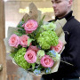 Фантастический букет с розами и гортензиями «Волшебная Марьяна»