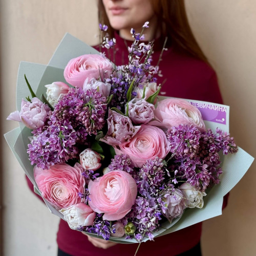 Вишуканий весняний букет з бузком, ранункулюсом та півонієвидними тюльпанами «Вечірнє небо»