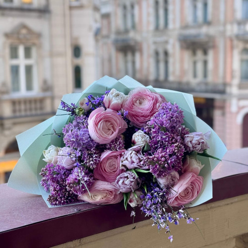 Вишуканий весняний букет з бузком, ранункулюсом та півонієвидними тюльпанами «Вечірнє небо»