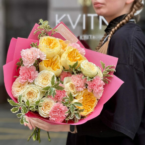 Яскравий букет з піоновидною трояндою Antonia «Сонячне тепло»