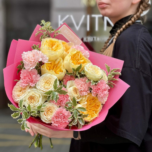 Яркий букет с пионовидной розой Antonia «Солнечное тепло»