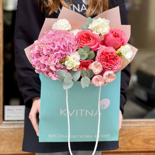 Рожевий букет з гортензією та півонієподібними трояндами «Полуничний маршмелоу»