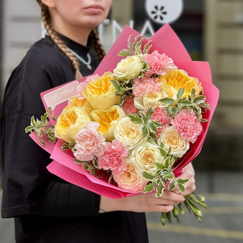 Яркий букет с пионовидной розой Antonia «Солнечное тепло»