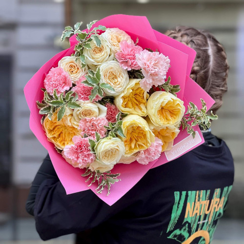 Яркий букет с пионовидной розой Antonia «Солнечное тепло»