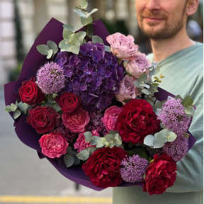 Розкішний букет з півоніями у насичених відтінках «Величний пурпур»
