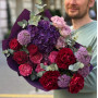 Розкішний букет з півоніями у насичених відтінках «Величний пурпур»