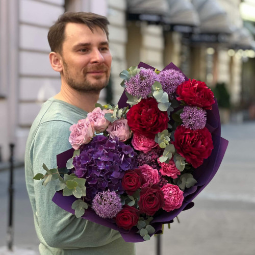 Розкішний букет з півоніями у насичених відтінках «Величний пурпур»
