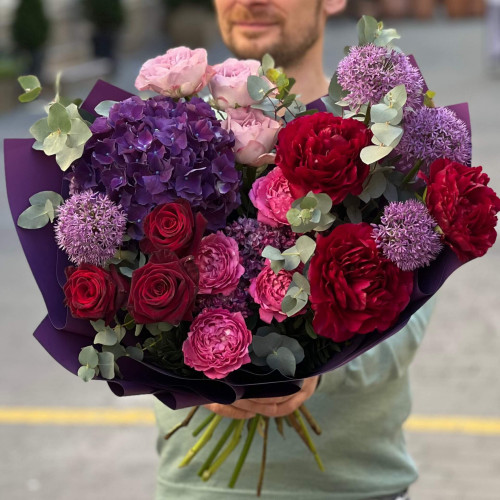 Розкішний букет з півоніями у насичених відтінках «Величний пурпур»