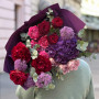 Розкішний букет з півоніями у насичених відтінках «Величний пурпур»