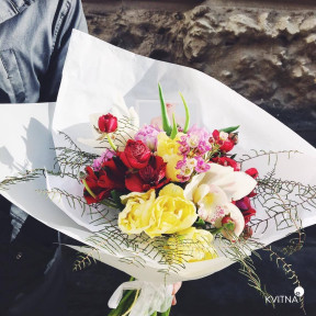 Букет з цимбідіумом та червоними ранунклюсами