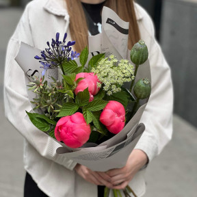 Цікавий букет з півоніями «Літній вечір»