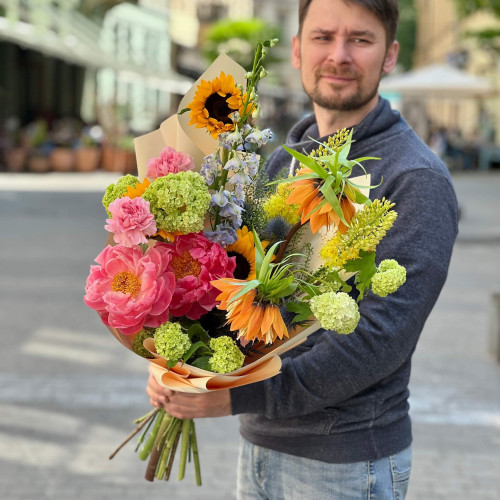 Фантастичний букет з фрітілярією та півонією «Імперський захват»