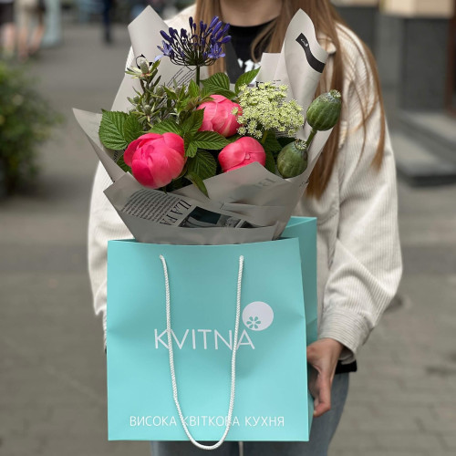 Цікавий букет з півоніями «Літній вечір»