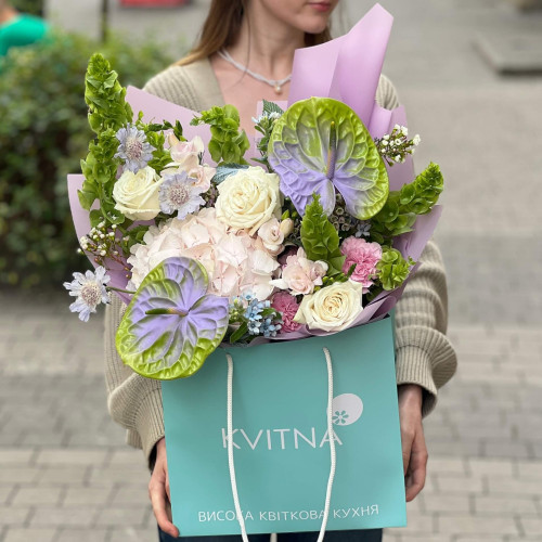 Цікавий барвистий букет «Тропічна фіалка»