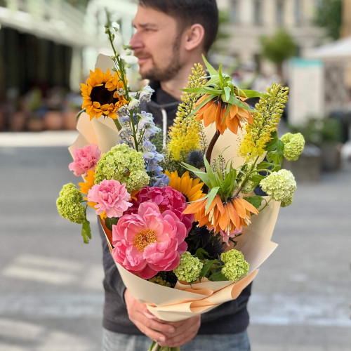 Фантастичний букет з фрітілярією та півонією «Імперський захват»