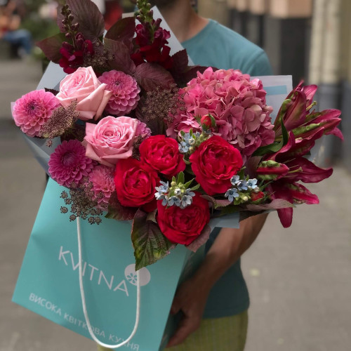 Яскравий малиновий букет «Твоє натхнення»