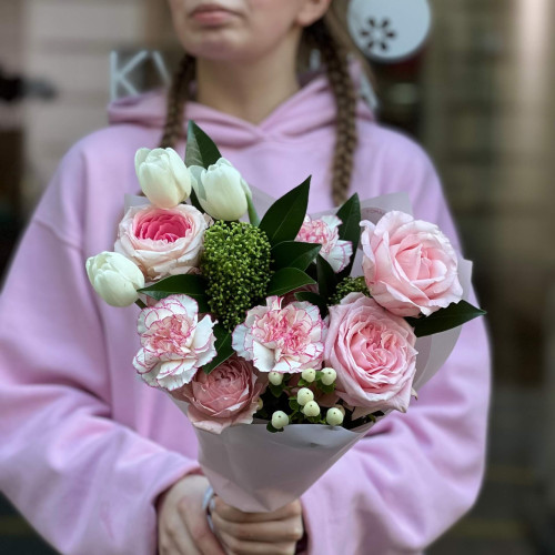 Милий рожевий букет зі скімією «Мармеладний поцілунок»