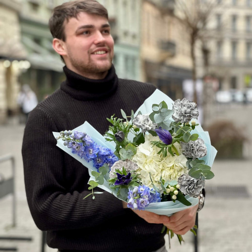 Ніжний букет з гортензією «Сріблястий Синевир»