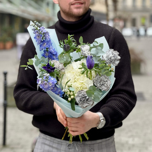 Ніжний букет з гортензією «Сріблястий Синевир»