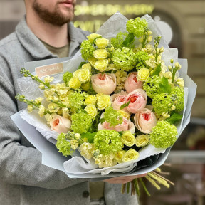 Яркий букет с пионовидной розой и маттиолой «Весна на солнце»