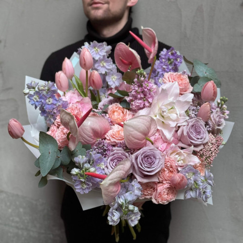 Розкішний букет з преміальними антуріумами та тюльпанами Thijs Boots «Палітра кохання»