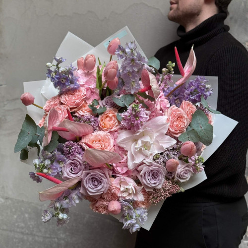 Розкішний букет з преміальними антуріумами та тюльпанами Thijs Boots «Палітра кохання»