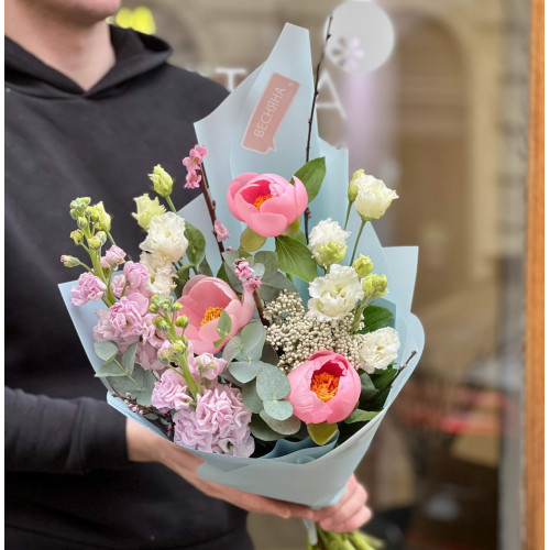 Ніжний букет з півоніями «Весняна поезія»