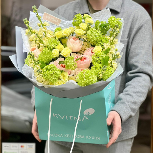 Яркий букет с пионовидной розой и маттиолой «Весна на солнце»