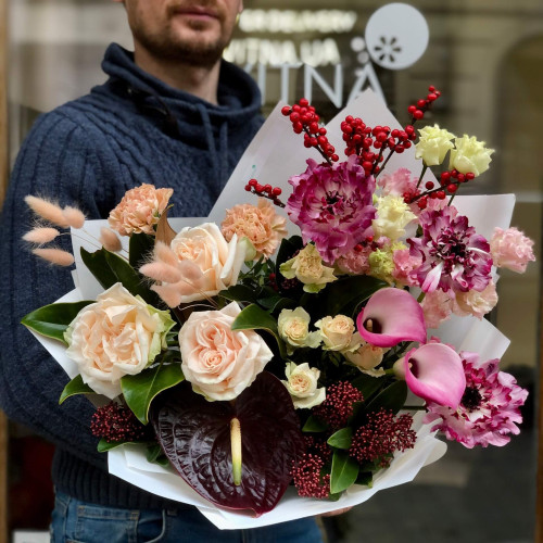 Загадочный тёплый букет с пионовидной розой и японскими ранункулюсами «Улочки города»