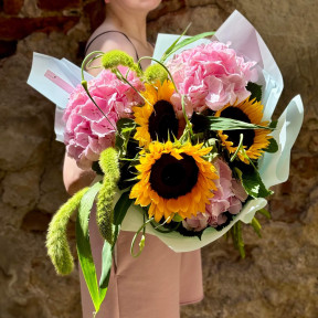 Літній букет із соняшників та гортензії у поєднанні з травами «Сонячні хмаринки»